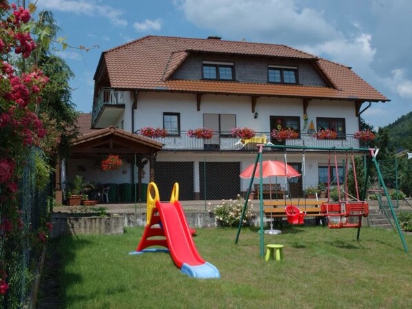 Children’s area - Apartment 'Sonnenblick - Fewo 2' with Balcony and Wi-Fi (Fischbach bei Dahn)