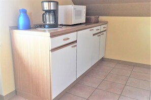 Kjøleskap, mikrobølgeovn, ovn og kokeplater