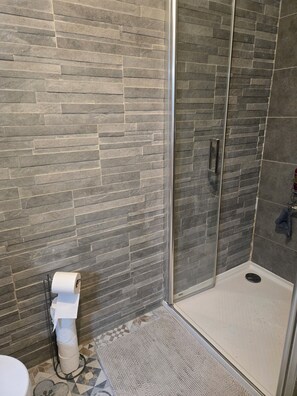 Dusche, Haartrockner, Handtücher