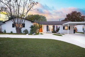 Exterior - Starcrest 4 Br Haven~Pool~Hot Tub~Putt Putt~Arcade (San Antonio)