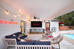 Outdoor dining - Starcrest 4 Br Haven~Pool~Hot Tub~Putt Putt~Arcade (San Antonio)