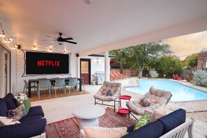 Outdoor dining - Starcrest 4 Br Haven~Pool~Hot Tub~Putt Putt~Arcade (San Antonio)