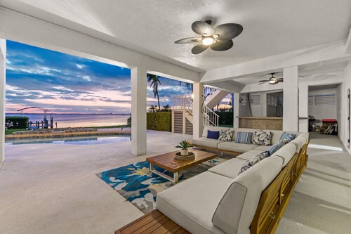 Luxury Beachfront Retreat~Pool~Game Room~Sleeps 16