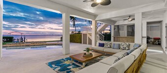 Luxury Beachfront Retreat~Pool~Game Room~Sleeps 16