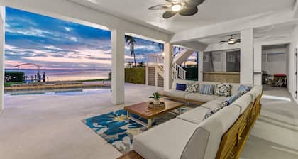 Luxury Beachfront Retreat~Pool~Game Room~Sleeps 16