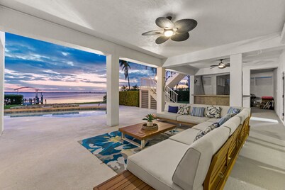 Luxury Beachfront Retreat~Pool~Game Room~Sleeps 16