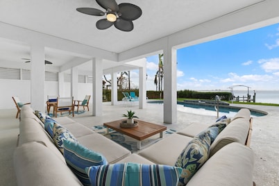 Luxury Beachfront Retreat~Pool~Game Room~Sleeps 16