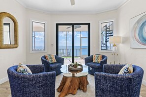 Televisión, chimenea y oficina