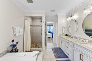 Een douche, een haardroger, handdoeken, shampoo