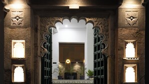 Pintu masuk hartanah