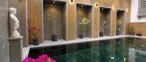 Piscine couverte, piscine extérieure, chaises longues