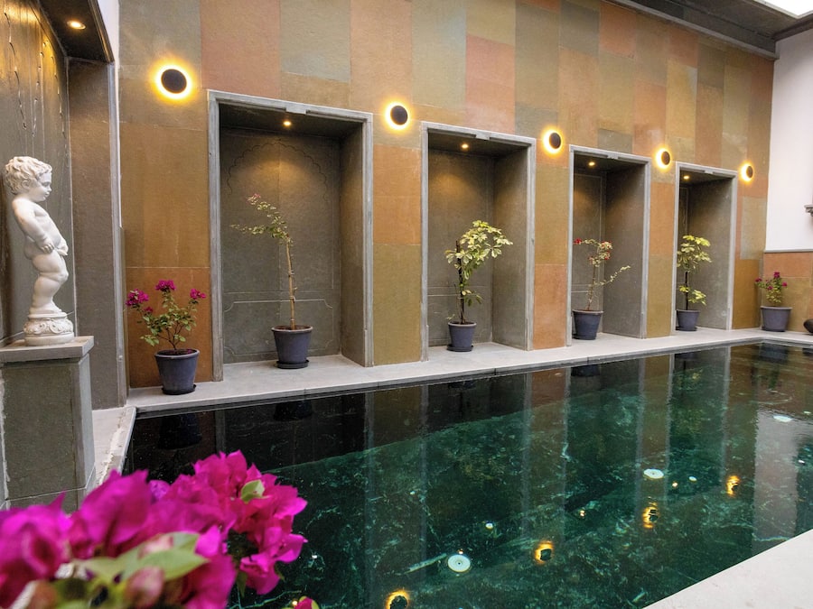 Una piscina techada, una piscina al aire libre