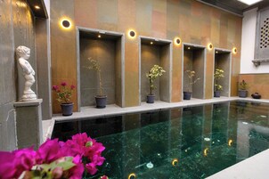 Una piscina techada, una piscina al aire libre
