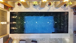 Kolam renang tertutup, kolam renang terbuka, kerusi lepak pantai 