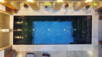 Una piscina techada, una piscina al aire libre