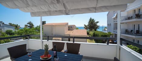 Apartamento familiar, vistas parciales al mar | Vistas del balcón