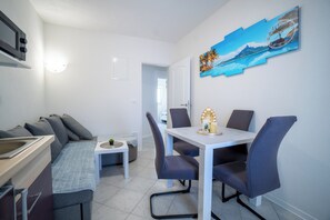Appartamento Classic, vista giardino | Area soggiorno | TV a schermo piatto 100 cm con canali satellitari