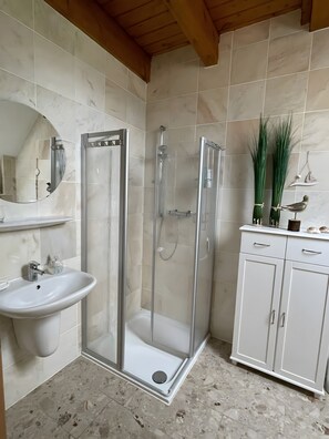 Shower, hair dryer, towels - Apartment 'Uhlenhoff Boyken' with Private Terrace, Shared Garden and Wi-Fi (Apen-Bokelermoor)