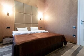 標準雙人或雙床房 | 書桌、筆電工作空間、遮光布/窗簾、隔音