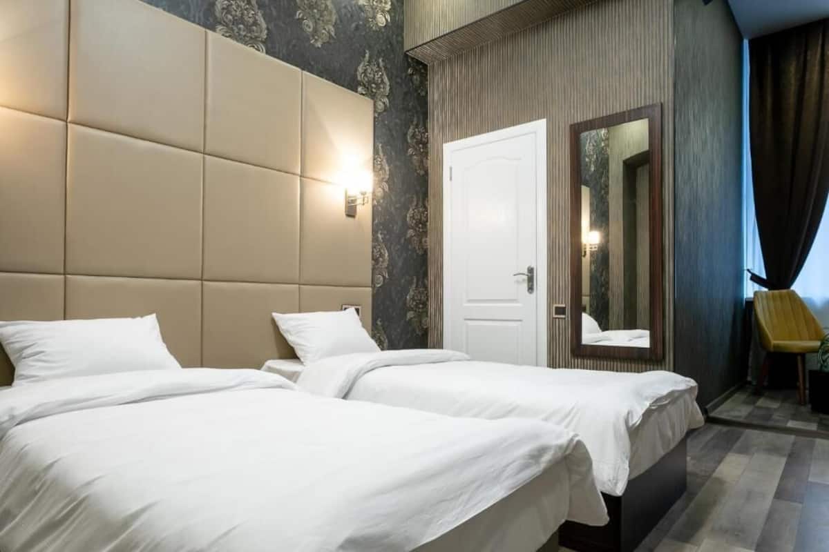 Standard Double or Twin Room | Meja, ruang kerja komputer riba, langsir/tirai gelap terus, kalis bunyi