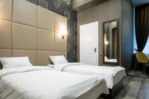 標準雙人或雙床房 | 書桌、筆電工作空間、遮光布/窗簾、隔音