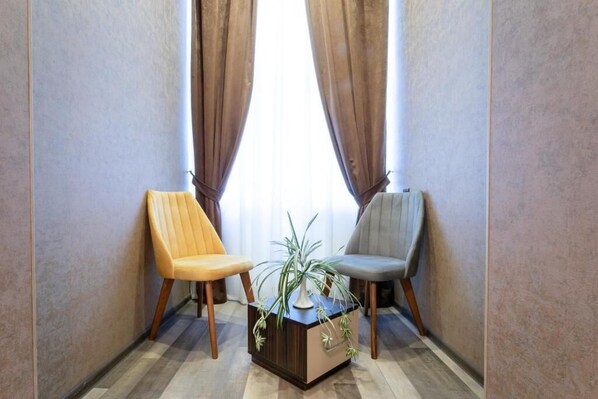 標準雙人或雙床房 | 書桌、筆電工作空間、遮光布/窗簾、隔音