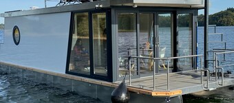 Houseboat 'Kitilou' with Lake View, Private Terrace, and Wi-Fi