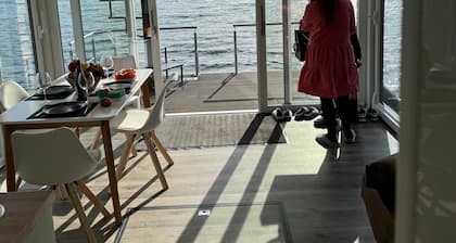 House Boat 'Seahome' with Lake View, Private Terrace and Wi-Fi