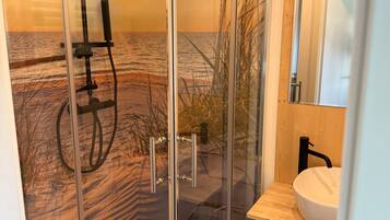 Een douche, handdoeken