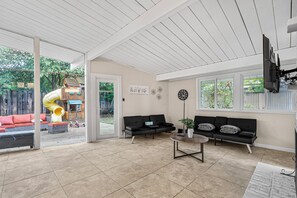 Interior - 3-bedroom house in charming Palo Alto with backyard/playground/tent (Palo Alto)