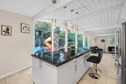 3-bedroom house in charming Palo Alto with backyard/playground/tent