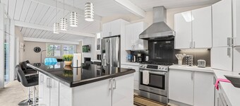 3-bedroom house in charming Palo Alto with backyard/playground/tent