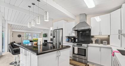 3-bedroom house in charming Palo Alto with backyard/playground/tent