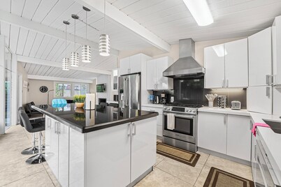 3-bedroom house in charming Palo Alto with backyard/playground/tent