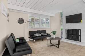 Smart TV, offices - 3-bedroom house in charming Palo Alto with backyard/playground/tent (Palo Alto)