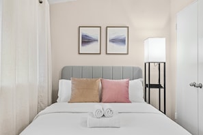 3 bedrooms, desk, iron/ironing board, travel crib