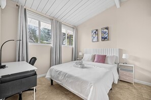 3 slaapkamers, een bureau, een strijkplank/strijkijzer, reisbedje