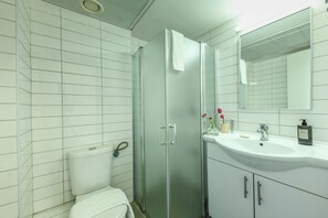 Studio, Balcony | Bathroom | Shower, free toiletries, hair dryer, towels - Studio apt w balcony and Kitchen (Tel Aviv)