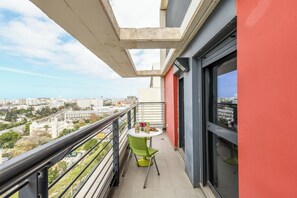Studio, Balcony | Balcony - Studio apt w balcony and Kitchen (Tel Aviv)