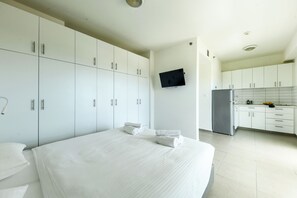Studio, Balcony | Free WiFi - Studio apt w balcony and Kitchen (Tel Aviv)