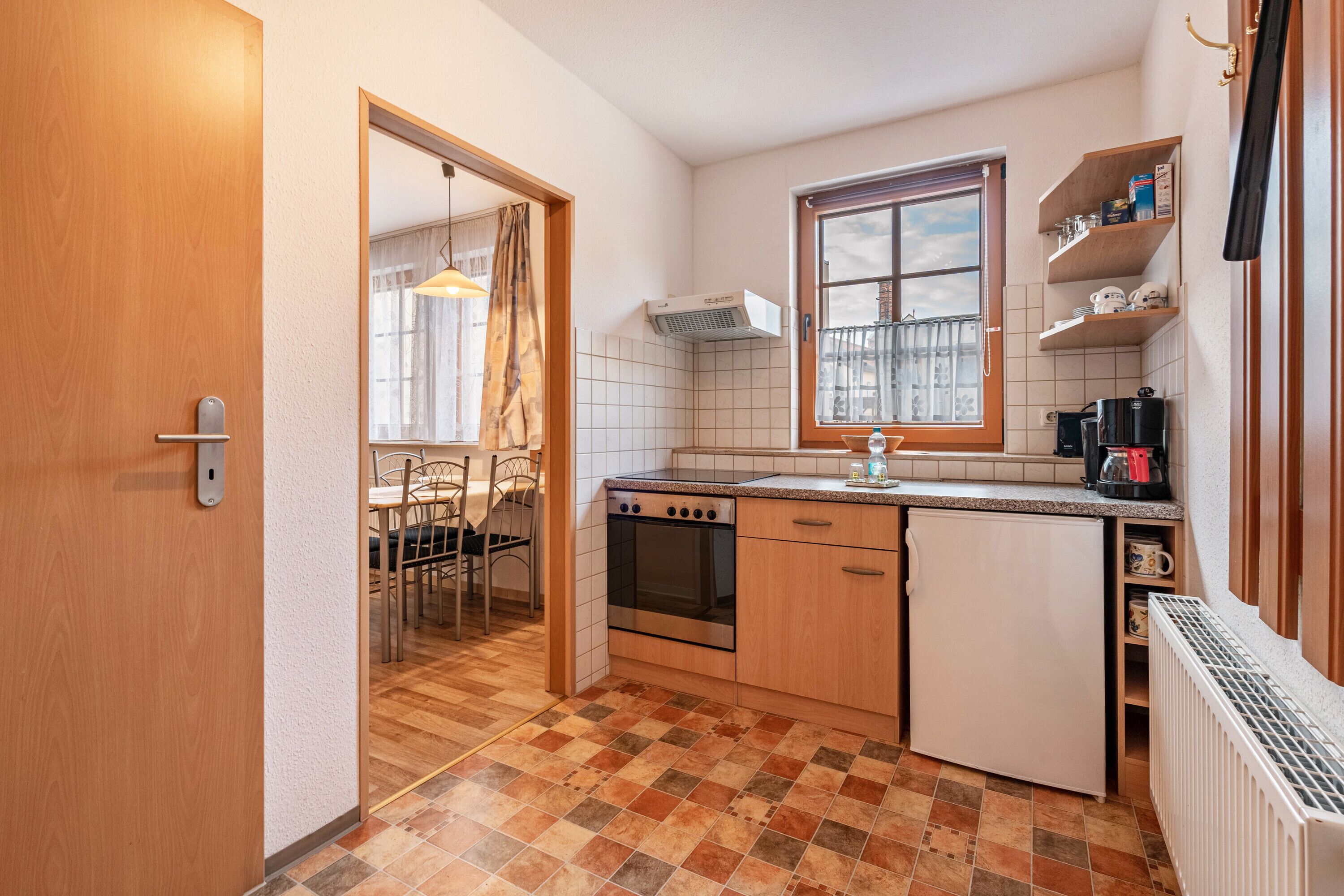 Fridge, oven, stovetop, coffee/tea maker