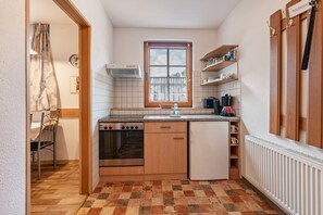 Fridge, oven, stovetop, coffee/tea maker