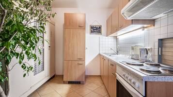 Kühlschrank, Herdplatte, Kochgeschirr/Geschirr/Besteck