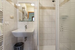Dusche, Haartrockner, Handtücher