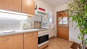 Kühlschrank, Herdplatte, Kochgeschirr/Geschirr/Besteck