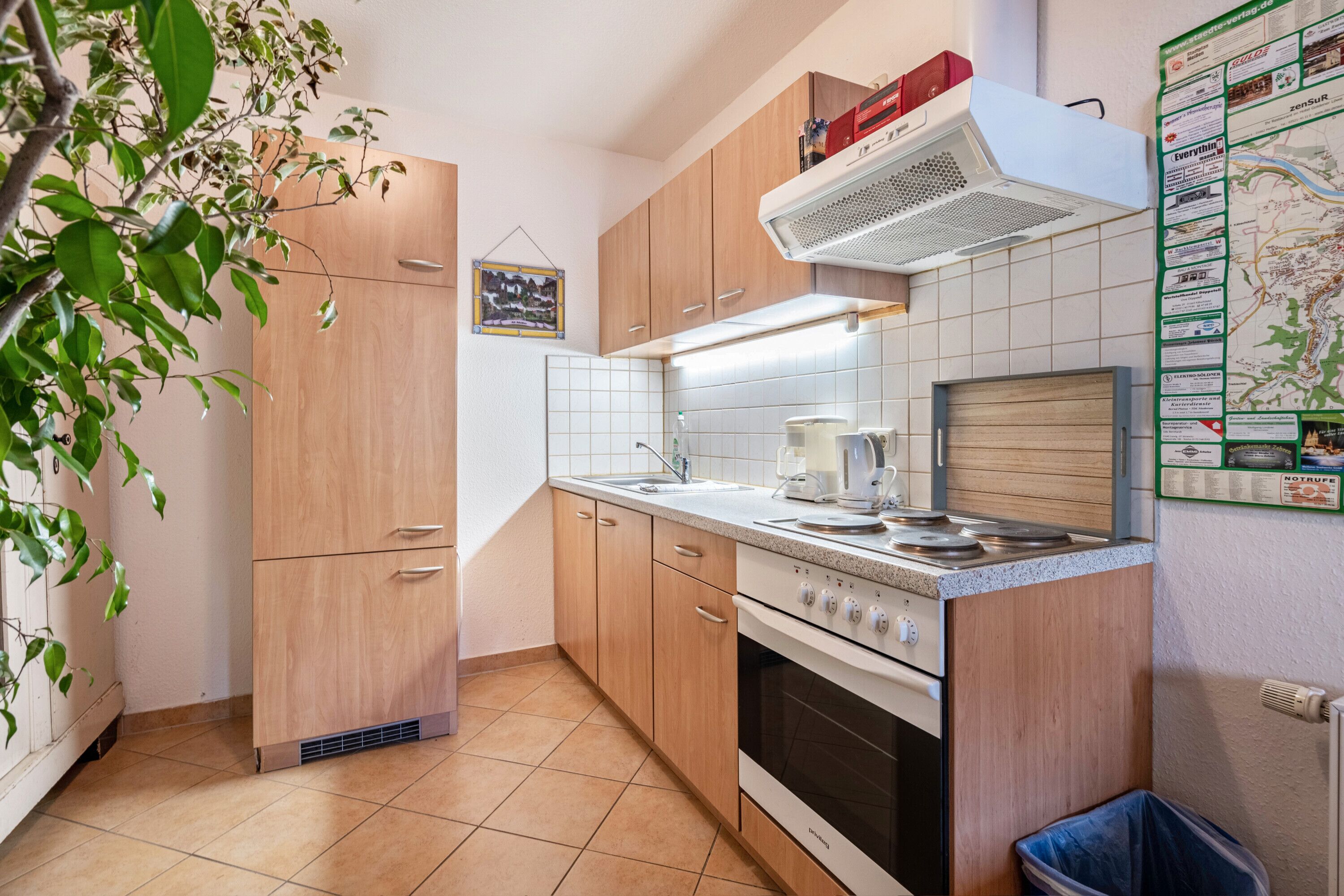 Kühlschrank, Herdplatte, Kochgeschirr/Geschirr/Besteck