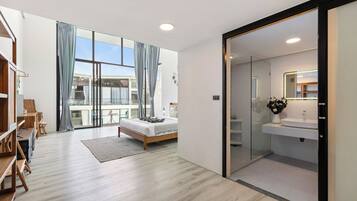 3 bedrooms, iron/ironing board, free cots/infant beds, free WiFi