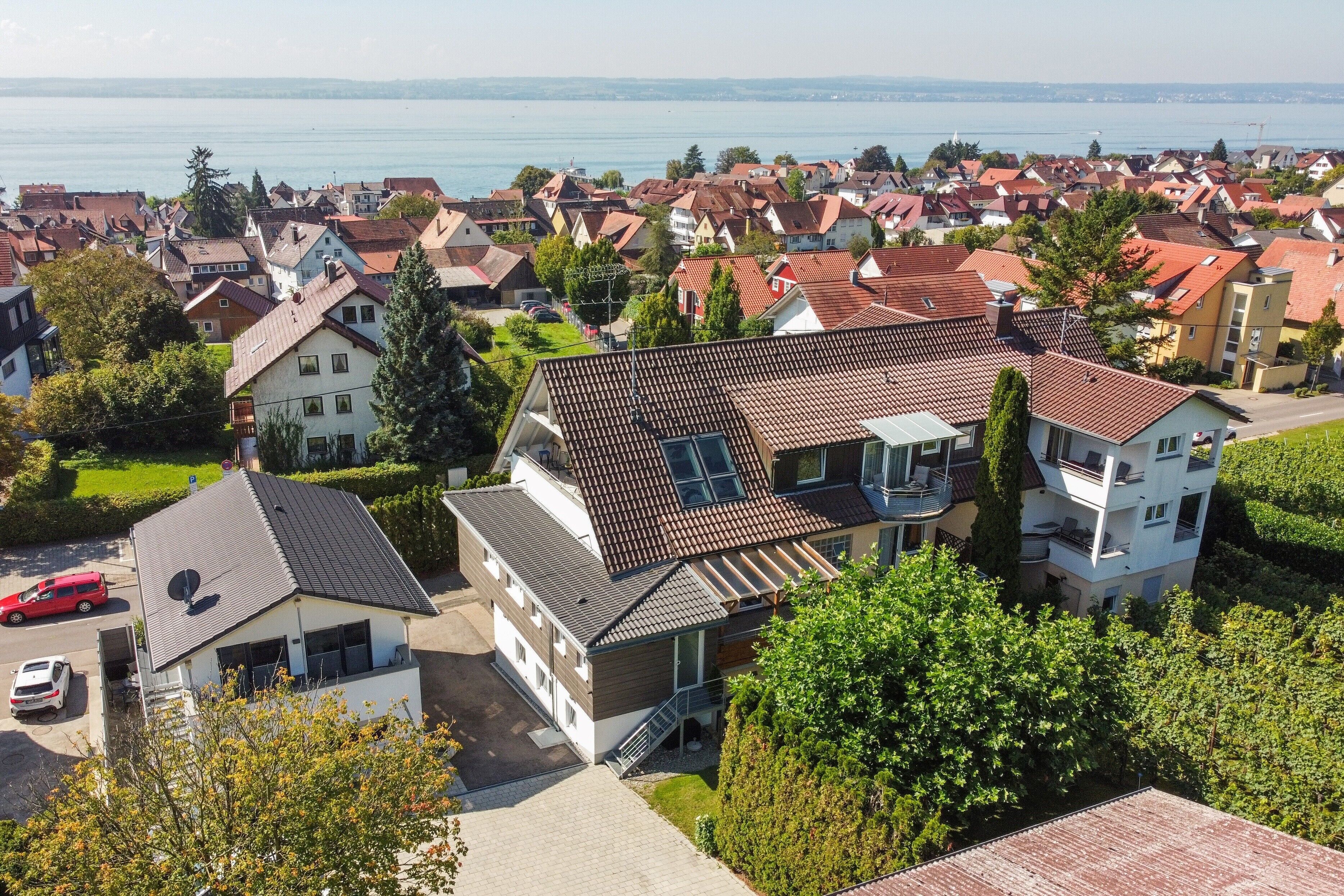 Een woonwijk met huizen, een meer en een heldere lucht.