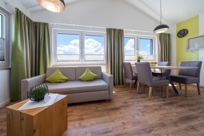 Dining - Apartment '302' with Shared Garden, Wi-Fi and Air Conditioning (Hagnau)