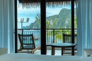 Deluxe Room, Sea View | Minibar, free WiFi, bed sheets